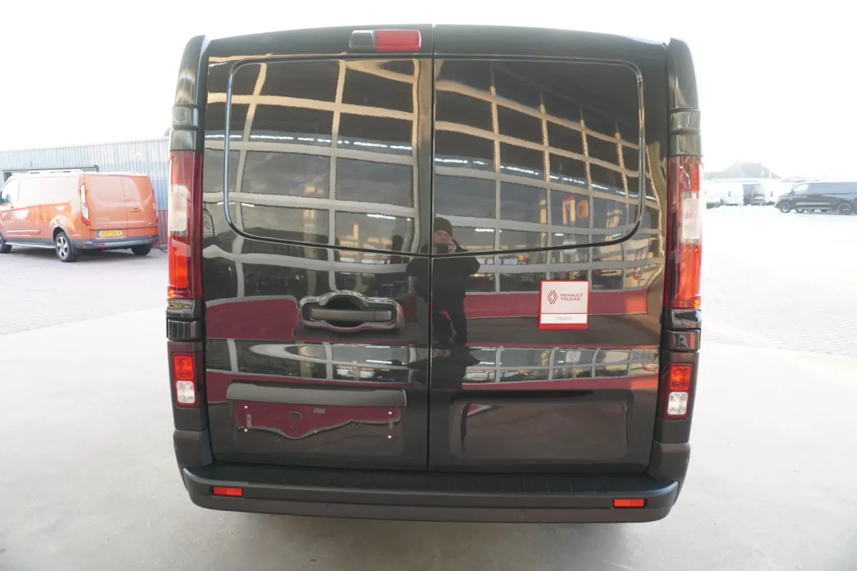 2.0 Bleu dCi EDC 170PK L2H1 Red Edition DubbelCabine Automaat Nr. V079 |  Climate | Navi | Camera | Schuifdeur L/R
