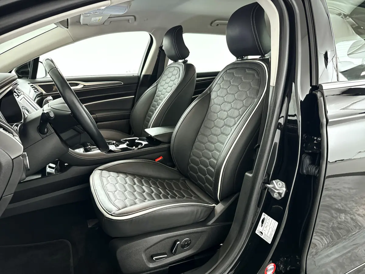 2.0 IVCT HEV Vignale | Parkeercamera | Stoelverwarming | Stoelventilatie | Massage | Voorruit verwarmbaar