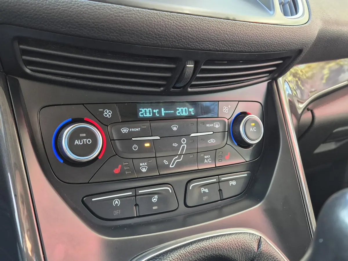 1.0 Titanium 125PK | Navigatie | Parkeersensoren + Camera | Stuur + Stoelverwarming | 17 inch | Climate Control