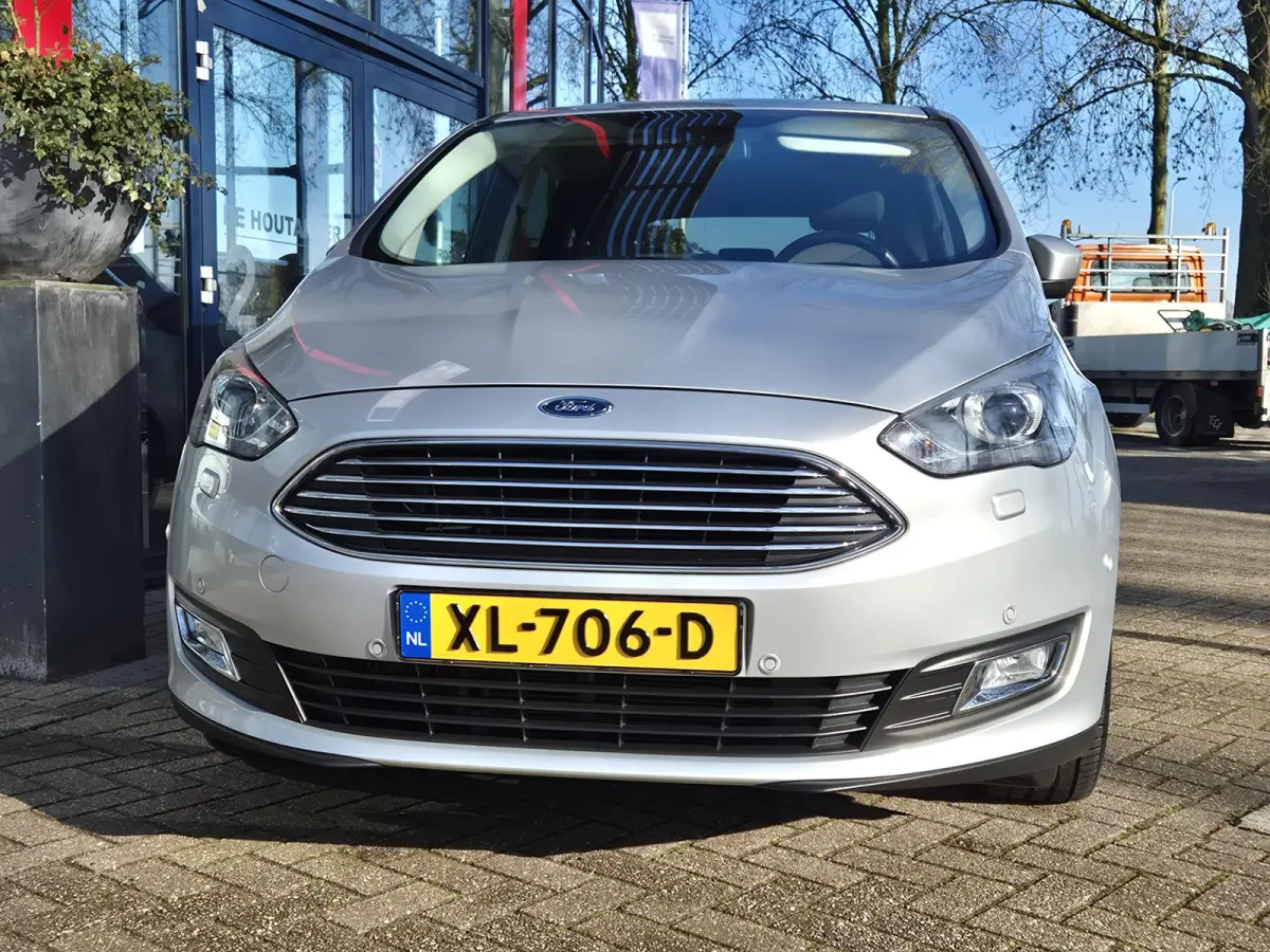 1.0 Titanium 125PK | Navigatie | Parkeersensoren + Camera | Stuur + Stoelverwarming | 17 inch | Climate Control