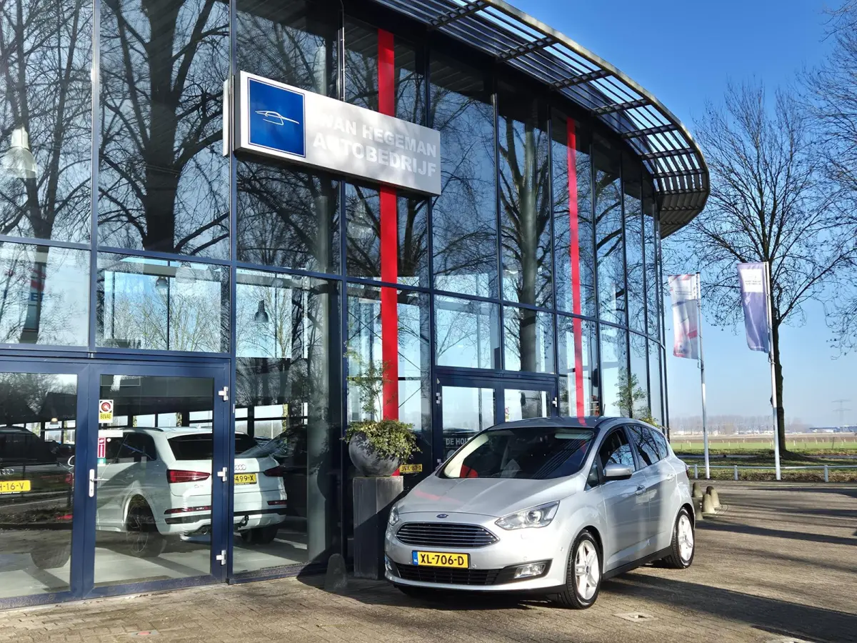 1.0 Titanium 125PK | Navigatie | Parkeersensoren + Camera | Stuur + Stoelverwarming | 17 inch | Climate Control