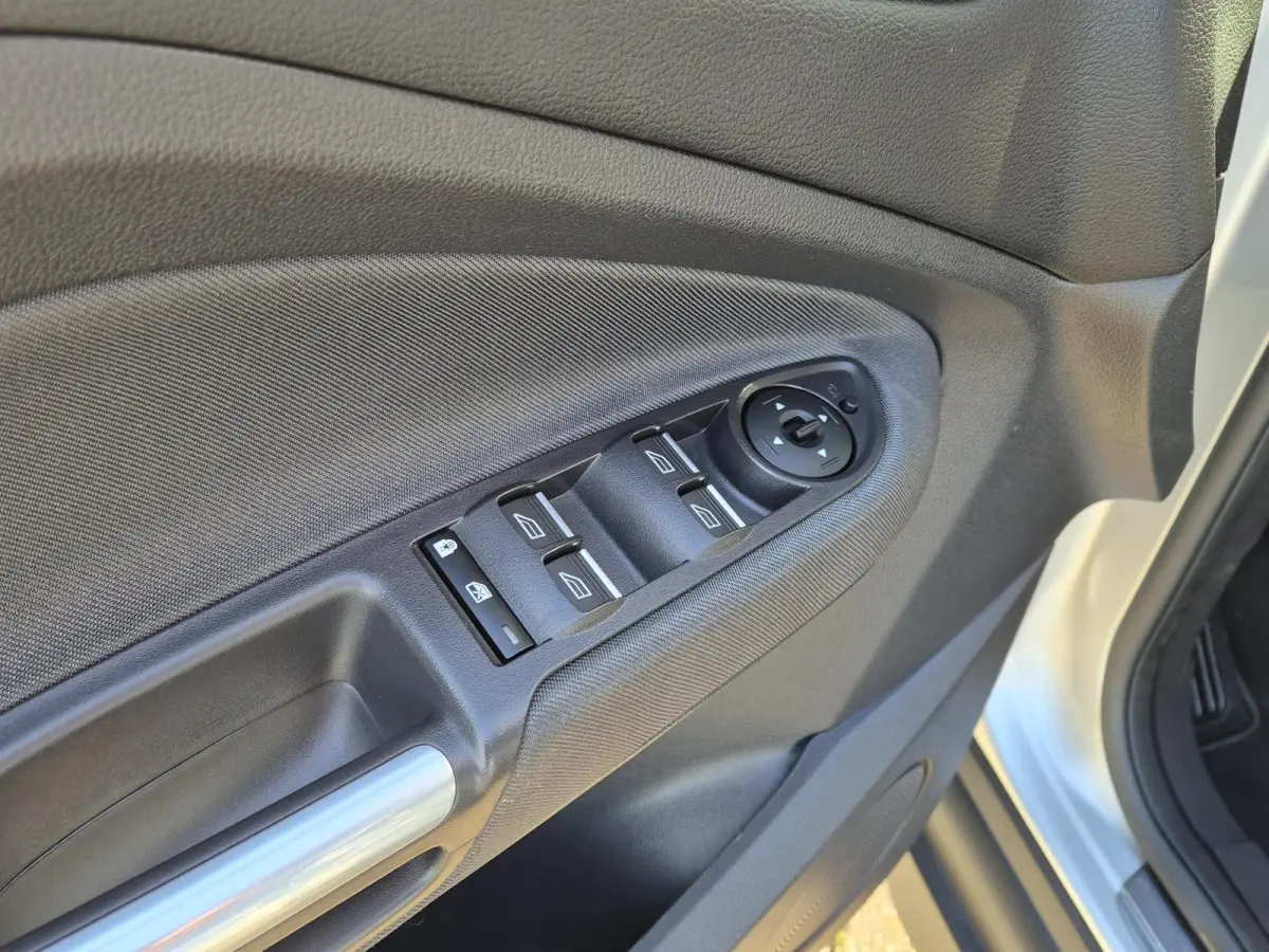 1.0 Titanium 125PK | Navigatie | Parkeersensoren + Camera | Stuur + Stoelverwarming | 17 inch | Climate Control