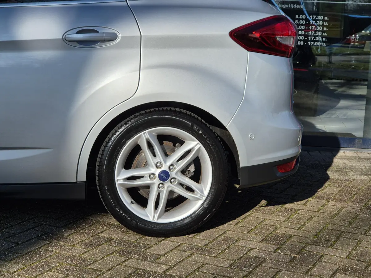 1.0 Titanium 125PK | Navigatie | Parkeersensoren + Camera | Stuur + Stoelverwarming | 17 inch | Climate Control