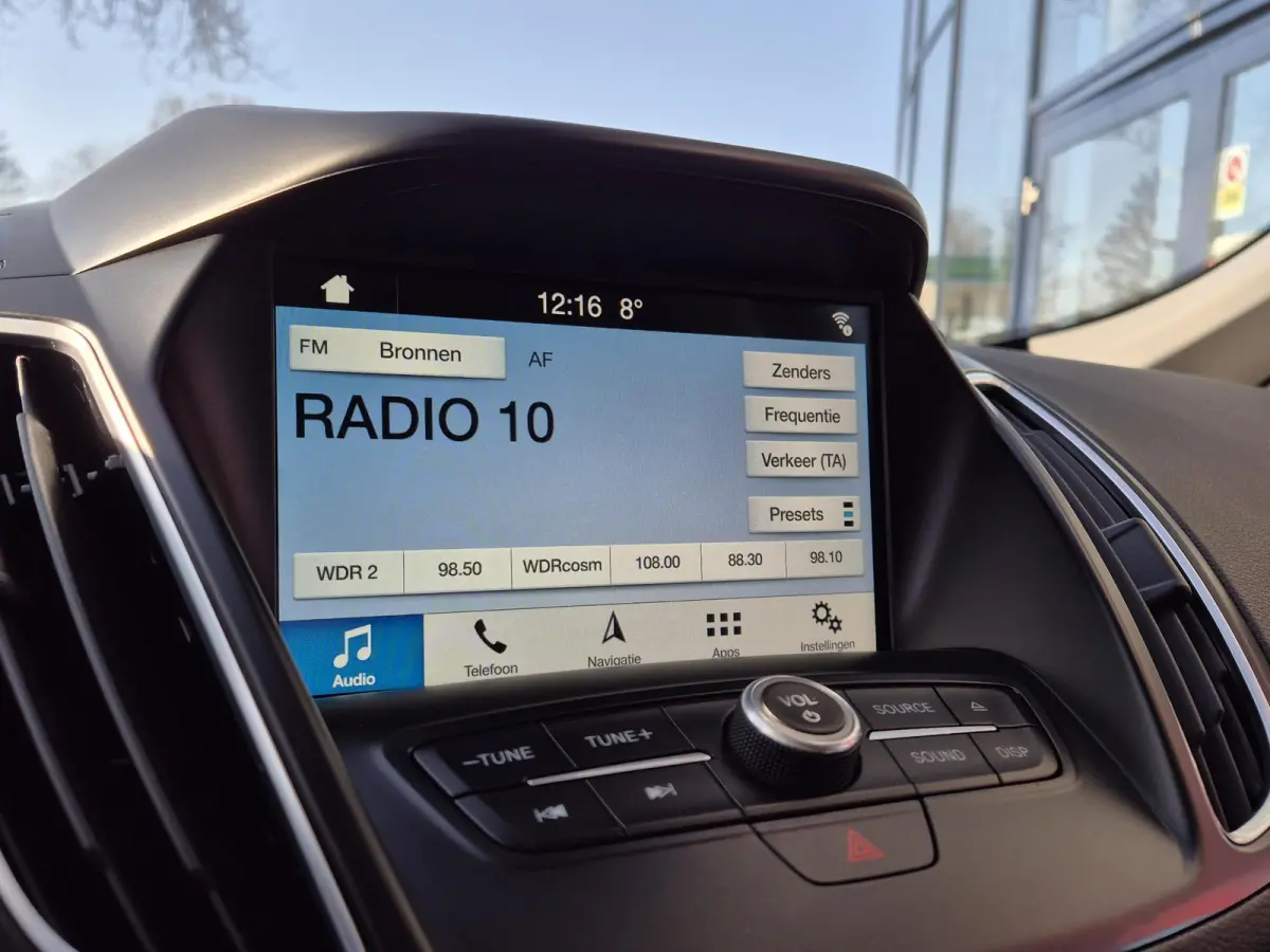 1.0 Titanium 125PK | Navigatie | Parkeersensoren + Camera | Stuur + Stoelverwarming | 17 inch | Climate Control