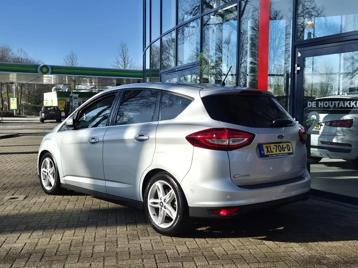 1.0 Titanium 125PK | Navigatie | Parkeersensoren + Camera | Stuur + Stoelverwarming | 17 inch | Climate Control