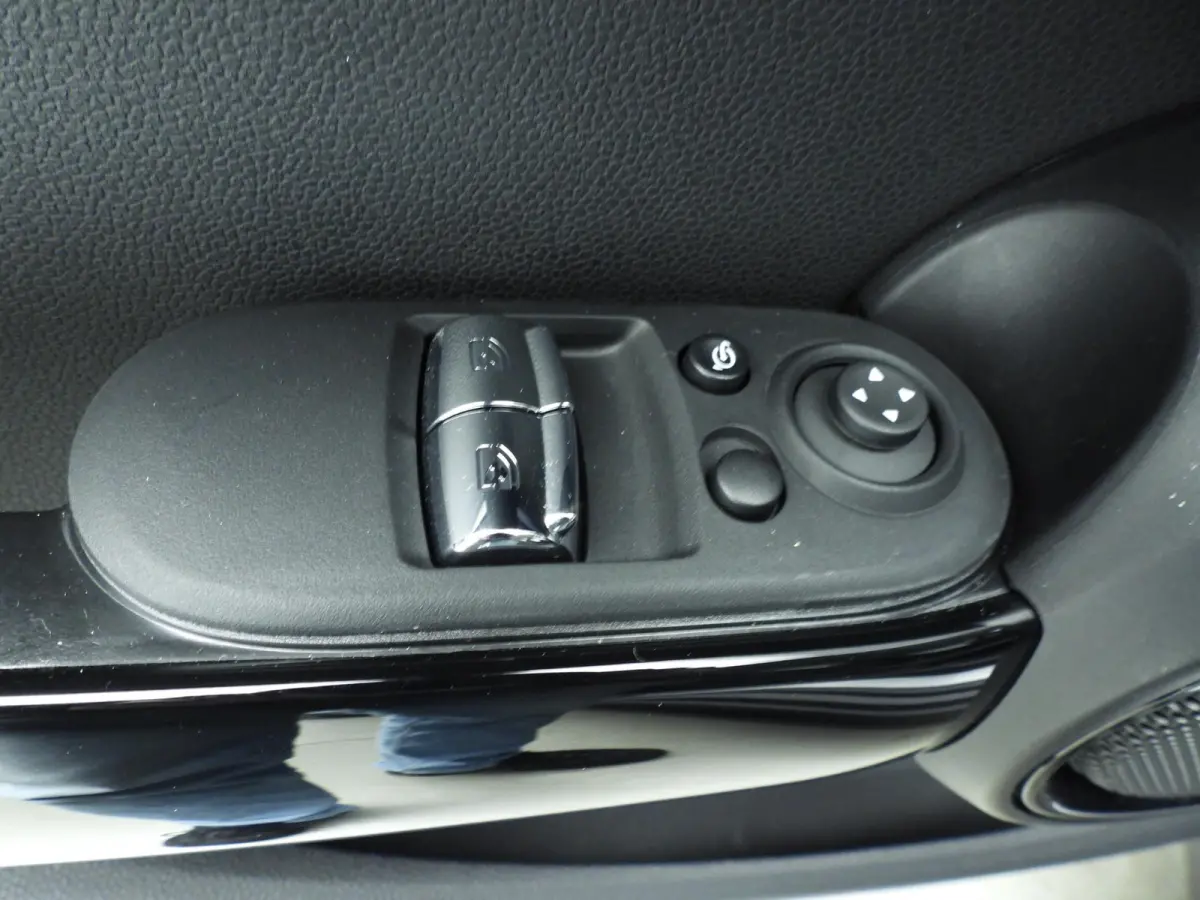 One Sportstoelen / Climate / Cruise / LED / PDC / ISOFIX / Alu wielen black