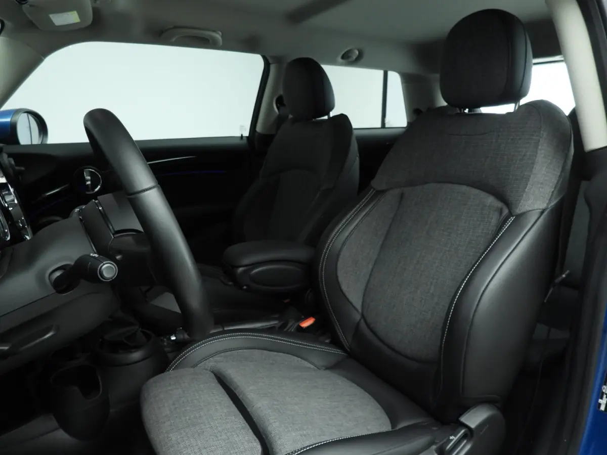 One Sportstoelen / Climate / Cruise / LED / PDC / ISOFIX / Alu wielen black