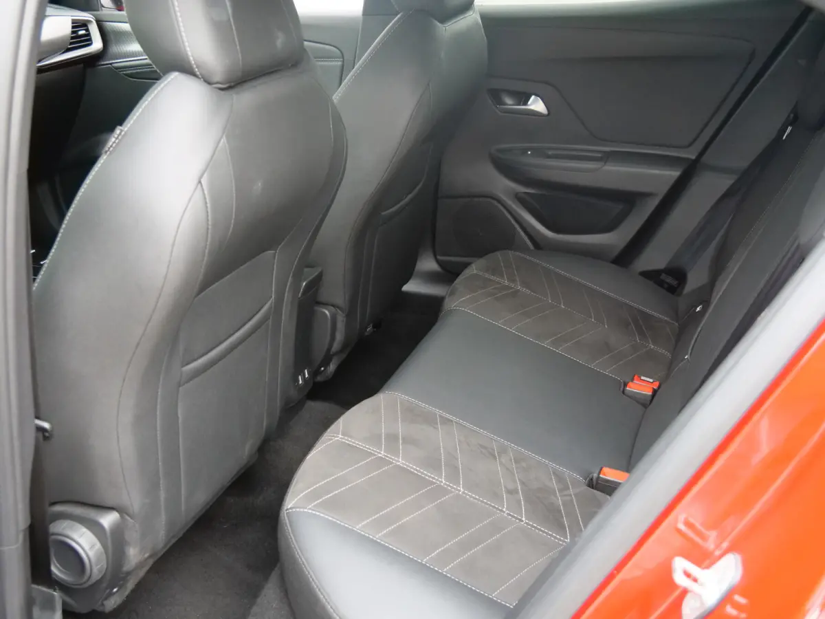 1.2 Turbo Business Elegance 130 Pk Automaat Navigatie / DAB / Apple Carply / Camera