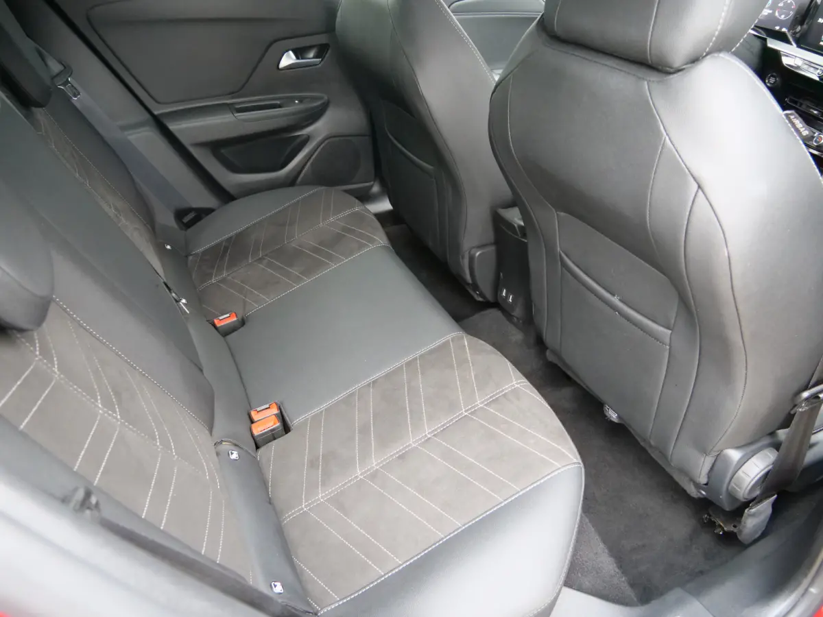 1.2 Turbo Business Elegance 130 Pk Automaat Navigatie / DAB / Apple Carply / Camera