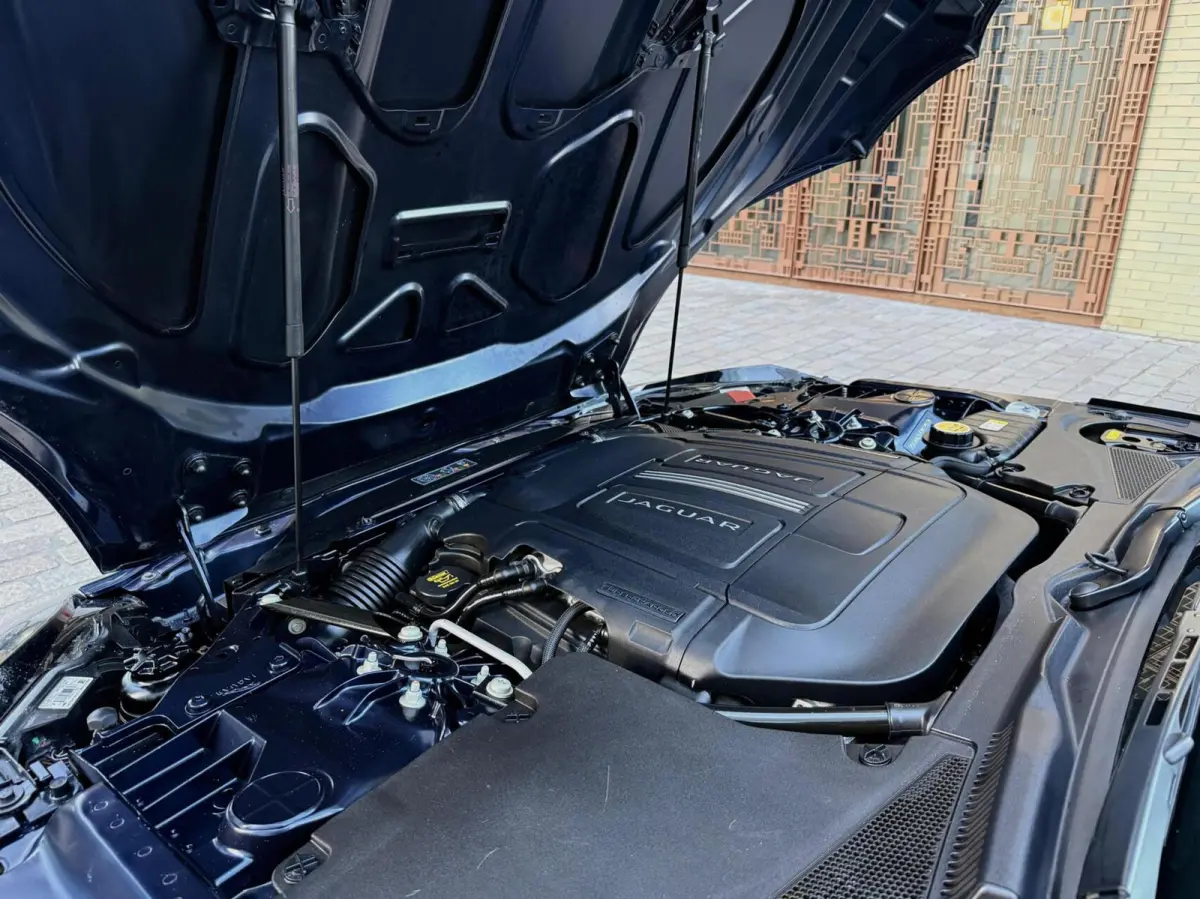 5.0 V8 R dealer serviced 551pk