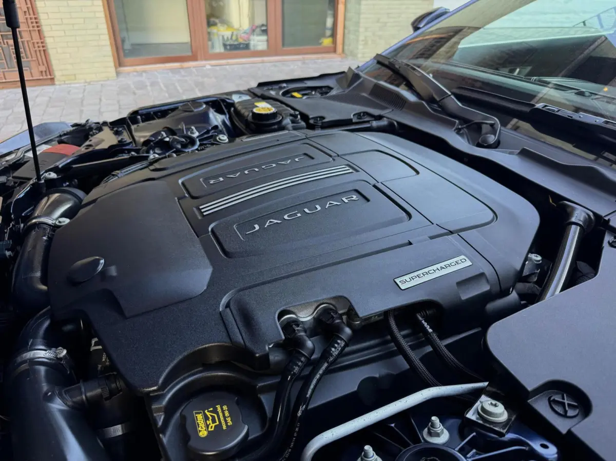 5.0 V8 R dealer serviced 551pk