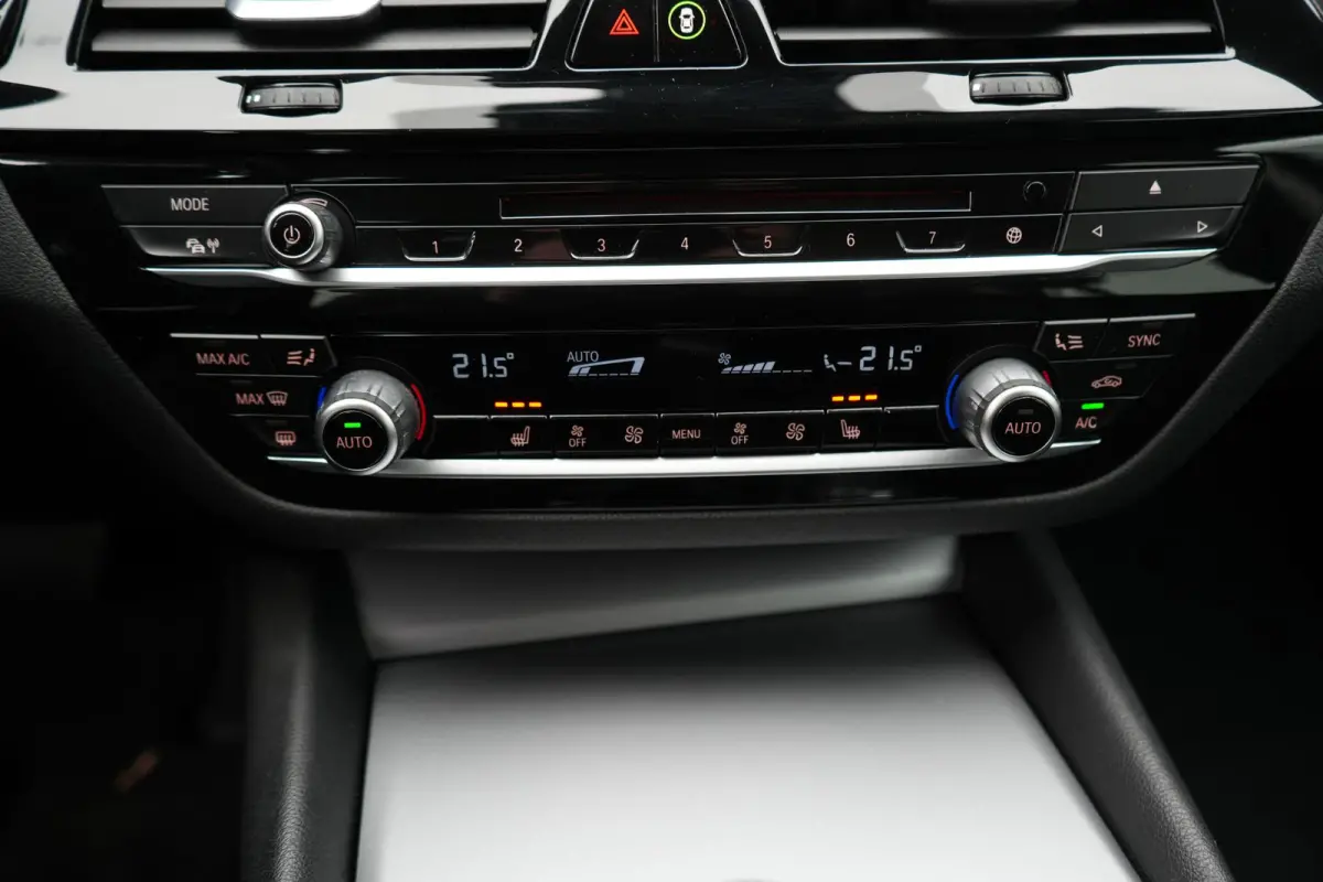 520i Corporate Lease High Executive LEDER | NAVIGATIE | PARKEERSENSOREN | ELEKTRISCHE KOFFERKLEP | AUTOMAAT |