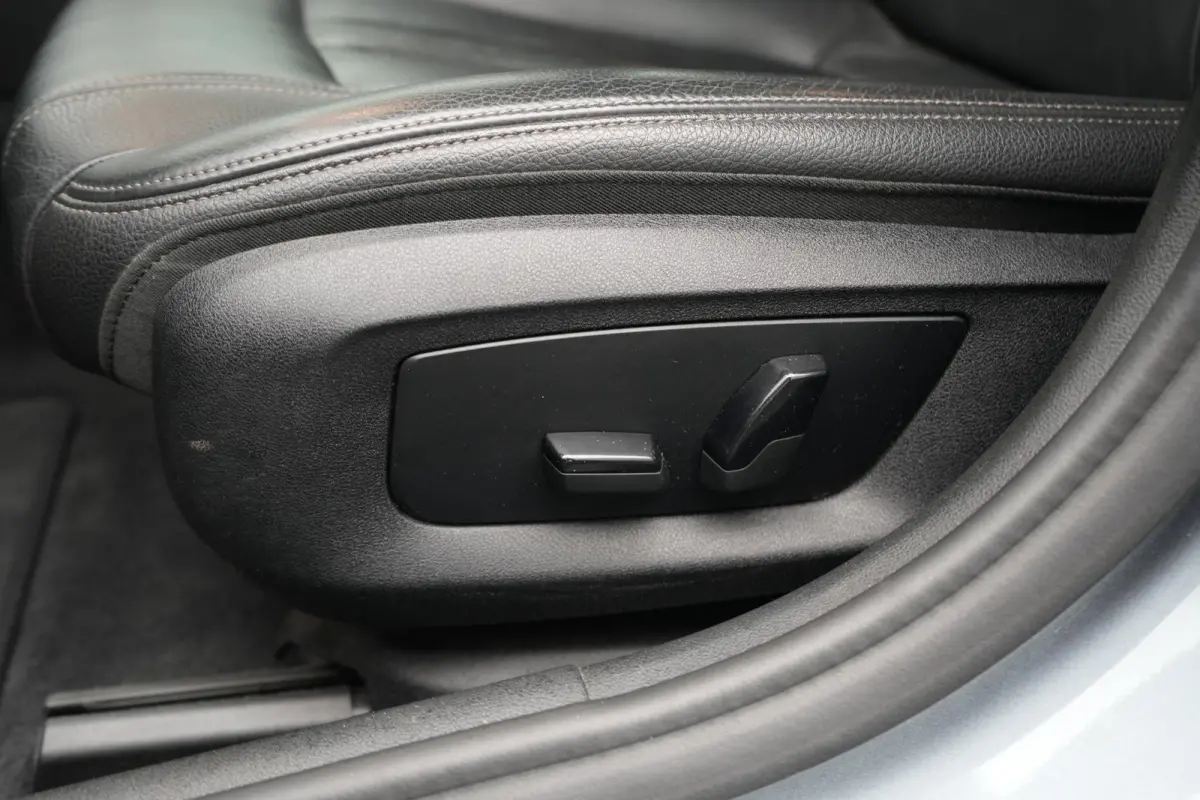 520i Corporate Lease High Executive LEDER | NAVIGATIE | PARKEERSENSOREN | ELEKTRISCHE KOFFERKLEP | AUTOMAAT |