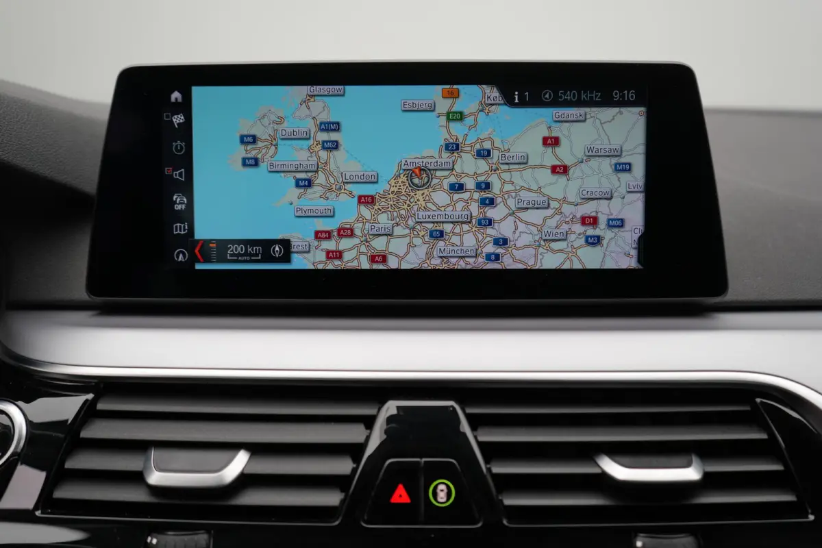 520i Corporate Lease High Executive LEDER | NAVIGATIE | PARKEERSENSOREN | ELEKTRISCHE KOFFERKLEP | AUTOMAAT |