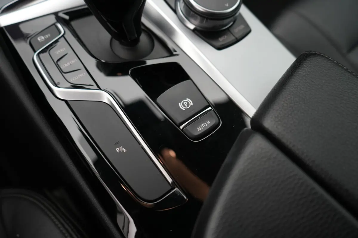 520i Corporate Lease High Executive LEDER | NAVIGATIE | PARKEERSENSOREN | ELEKTRISCHE KOFFERKLEP | AUTOMAAT |