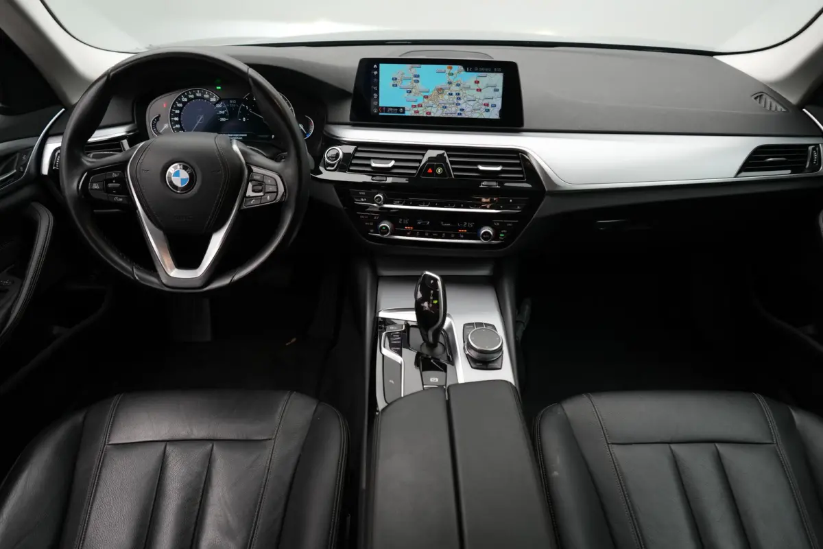 520i Corporate Lease High Executive LEDER | NAVIGATIE | PARKEERSENSOREN | ELEKTRISCHE KOFFERKLEP | AUTOMAAT |