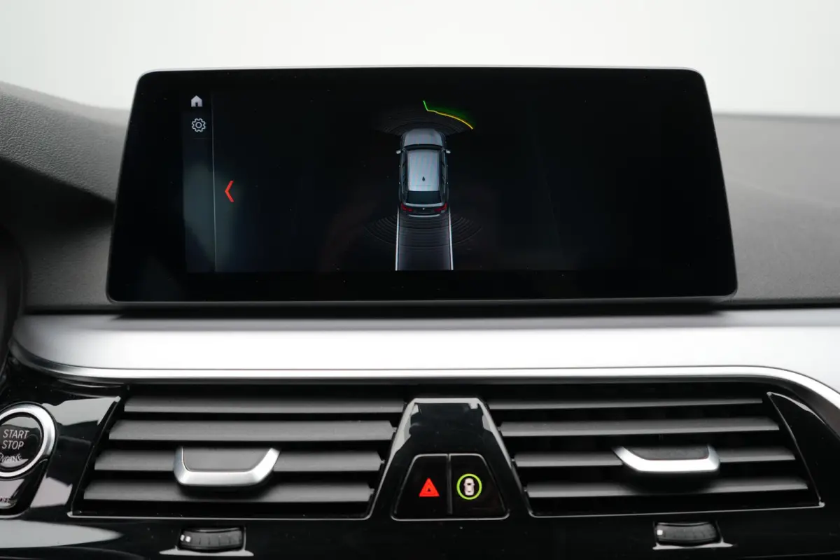 520i Corporate Lease High Executive LEDER | NAVIGATIE | PARKEERSENSOREN | ELEKTRISCHE KOFFERKLEP | AUTOMAAT |