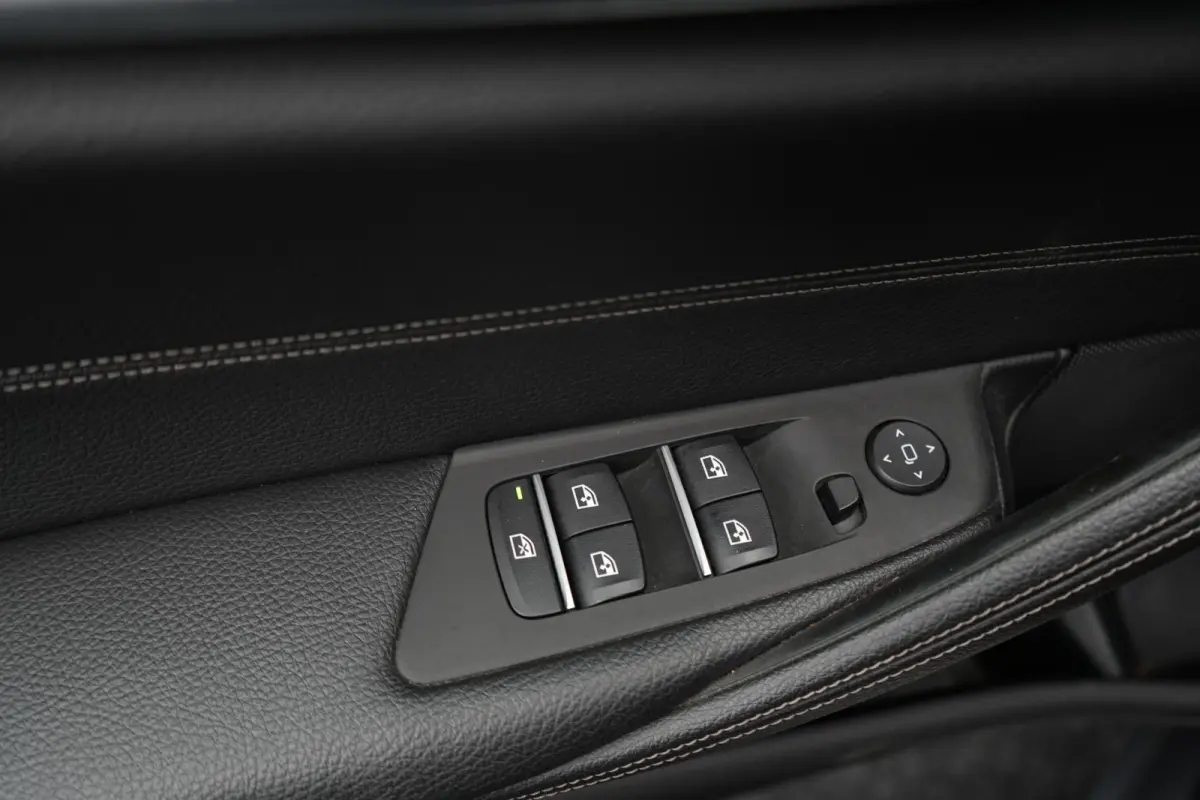 520i Corporate Lease High Executive LEDER | NAVIGATIE | PARKEERSENSOREN | ELEKTRISCHE KOFFERKLEP | AUTOMAAT |