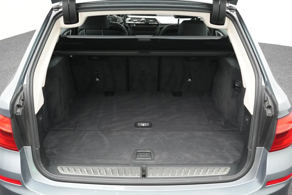 520i Corporate Lease High Executive LEDER | NAVIGATIE | PARKEERSENSOREN | ELEKTRISCHE KOFFERKLEP | AUTOMAAT |