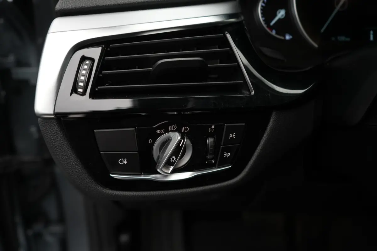520i Corporate Lease High Executive LEDER | NAVIGATIE | PARKEERSENSOREN | ELEKTRISCHE KOFFERKLEP | AUTOMAAT |