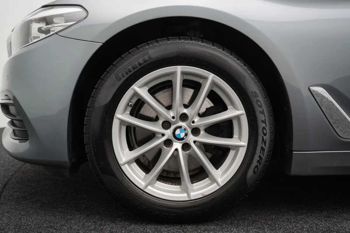 520i Corporate Lease High Executive LEDER | NAVIGATIE | PARKEERSENSOREN | ELEKTRISCHE KOFFERKLEP | AUTOMAAT |