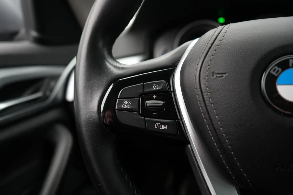 520i Corporate Lease High Executive LEDER | NAVIGATIE | PARKEERSENSOREN | ELEKTRISCHE KOFFERKLEP | AUTOMAAT |