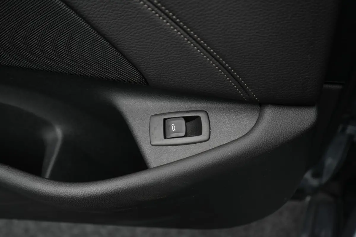 520i Corporate Lease High Executive LEDER | NAVIGATIE | PARKEERSENSOREN | ELEKTRISCHE KOFFERKLEP | AUTOMAAT |
