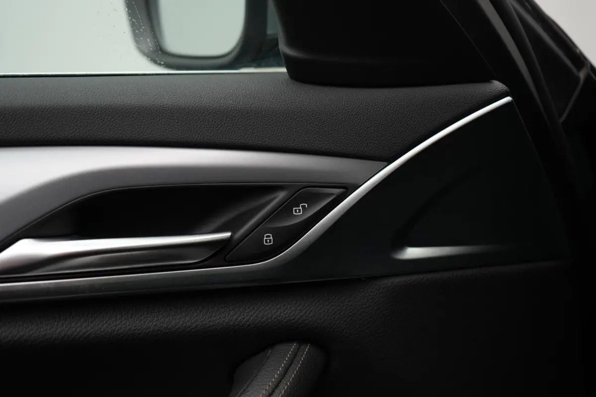 520i Corporate Lease High Executive LEDER | NAVIGATIE | PARKEERSENSOREN | ELEKTRISCHE KOFFERKLEP | AUTOMAAT |