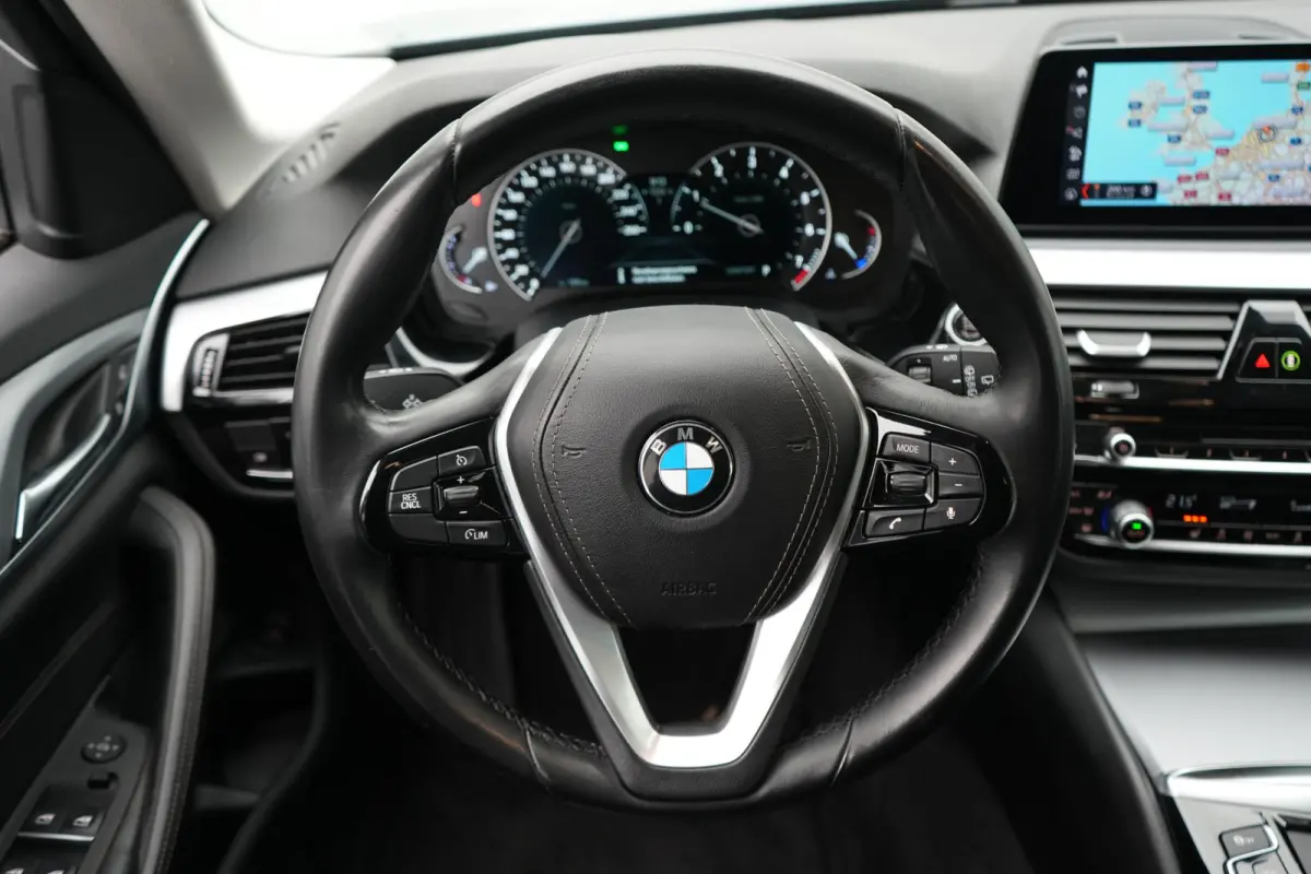 520i Corporate Lease High Executive LEDER | NAVIGATIE | PARKEERSENSOREN | ELEKTRISCHE KOFFERKLEP | AUTOMAAT |