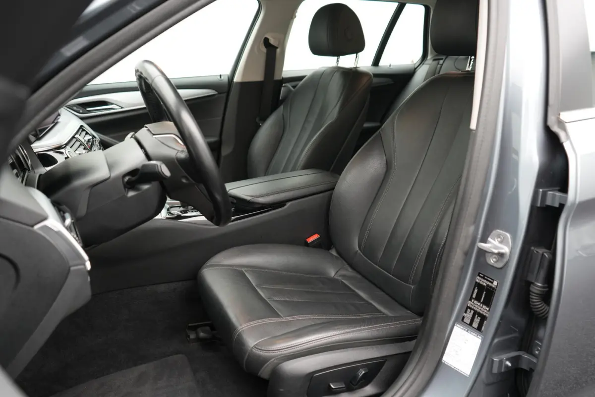 520i Corporate Lease High Executive LEDER | NAVIGATIE | PARKEERSENSOREN | ELEKTRISCHE KOFFERKLEP | AUTOMAAT |