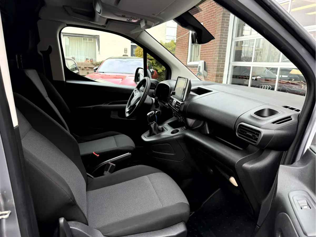 1.5D L1H1 Edition + Schufdeur L+R, Navi, App Connect