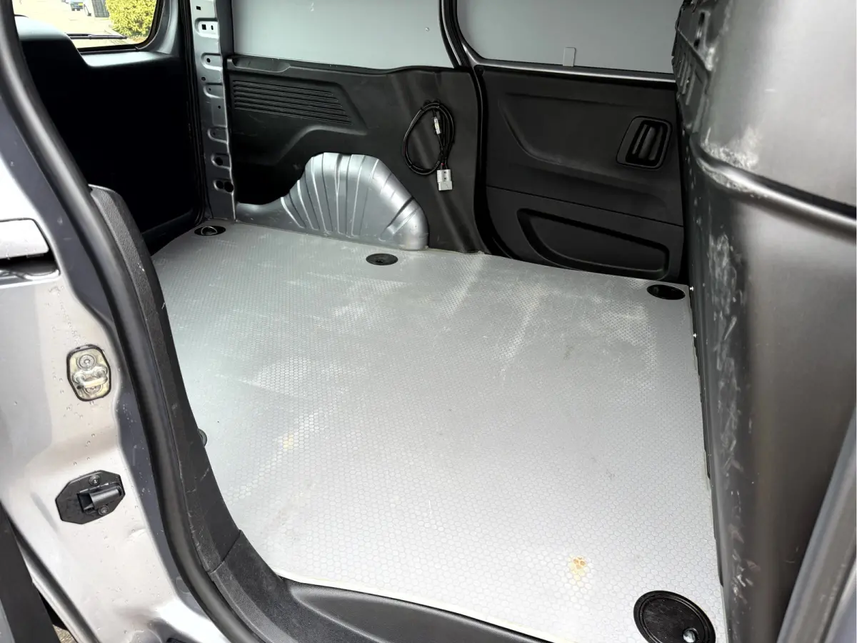 1.5D L1H1 Edition + Schufdeur L+R, Navi, App Connect