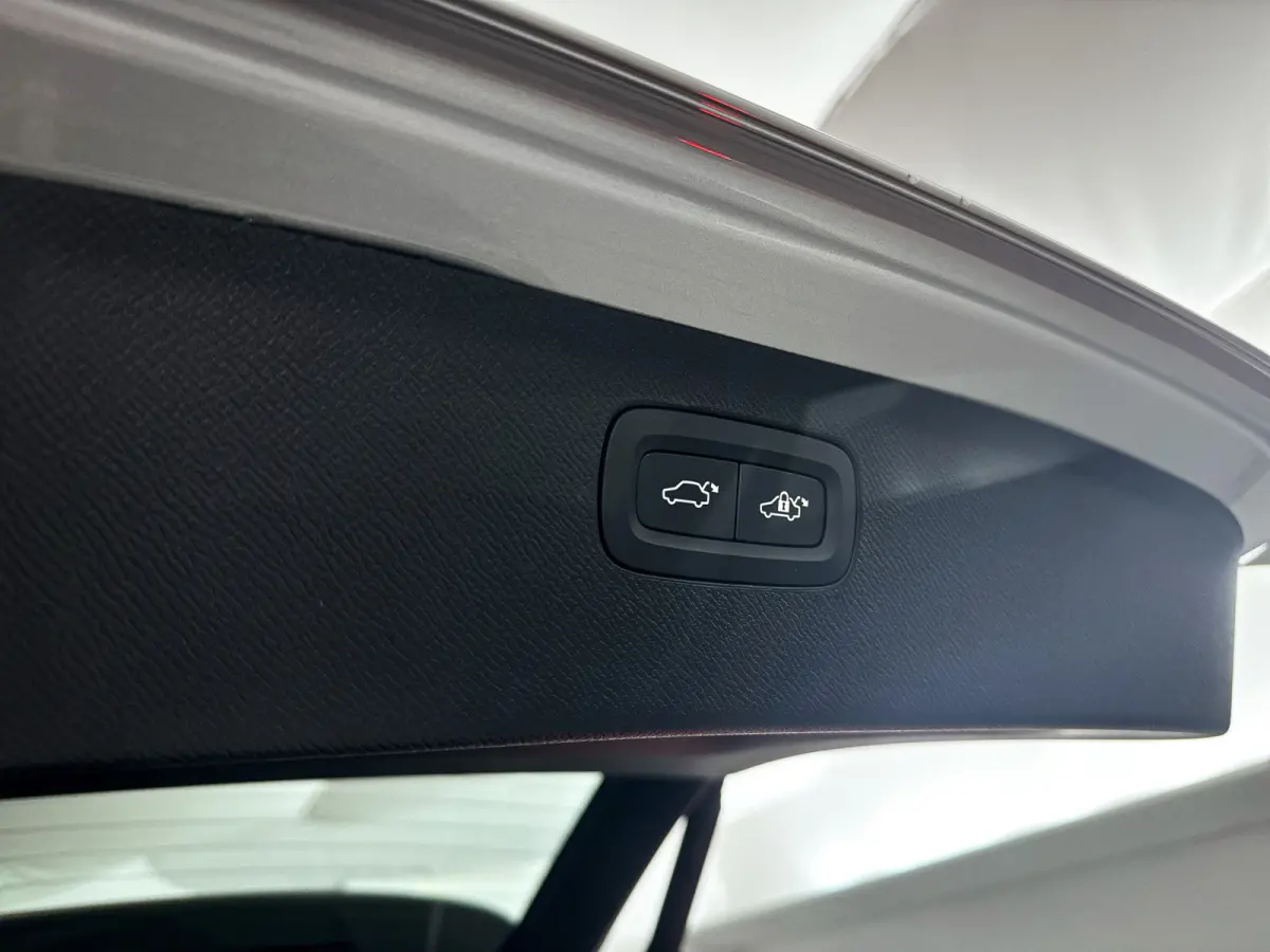 T8 Plug-in hybrid AWD Ultra Dark | Panoramadak | Luchtvering | 360º camera | Head- Up display | Bowers & Wilkins | Stoelventilatie | Trekhaak