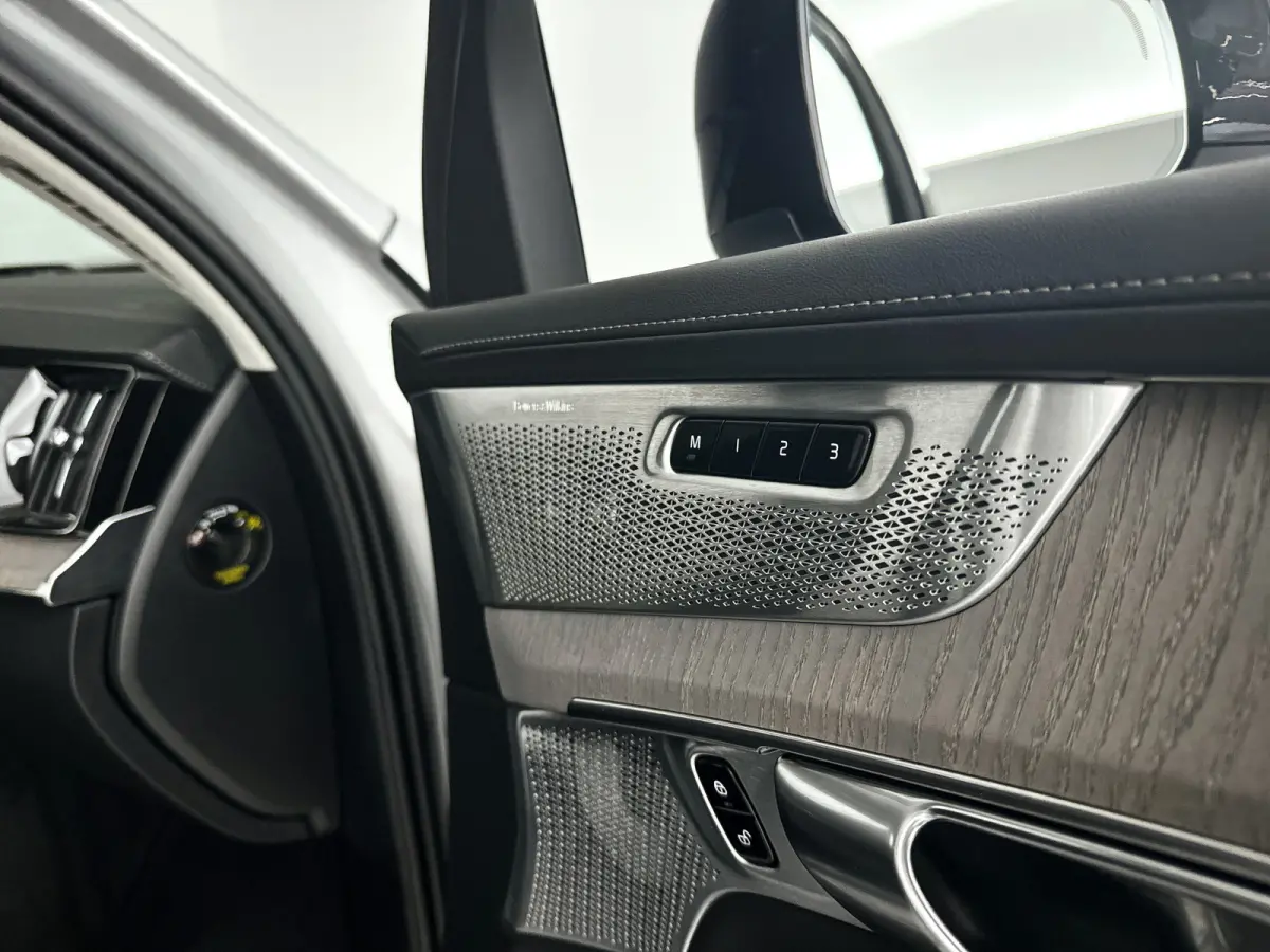 T8 Plug-in hybrid AWD Ultra Dark | Panoramadak | Luchtvering | 360º camera | Head- Up display | Bowers & Wilkins | Stoelventilatie | Trekhaak