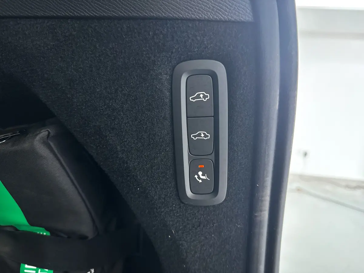 T8 Plug-in hybrid AWD Ultra Dark | Panoramadak | Luchtvering | 360º camera | Head- Up display | Bowers & Wilkins | Stoelventilatie | Trekhaak