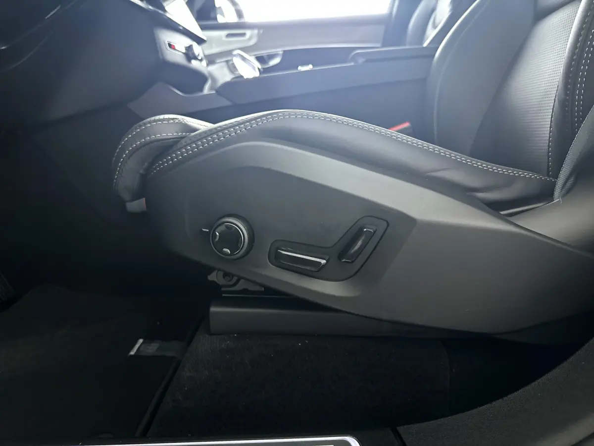 T8 Plug-in hybrid AWD Ultra Dark | Panoramadak | Luchtvering | 360º camera | Head- Up display | Bowers & Wilkins | Stoelventilatie | Trekhaak