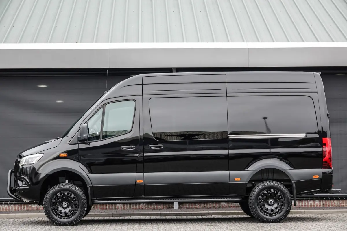 4x4 319Cdi 190Pk 9G-tronic | L2H2 | Dubbele Cabine | 2x Schuifdeur | 4WD | AWD | Bullbar | Treeplanken | 18'' All Terrain | Obsidian Black