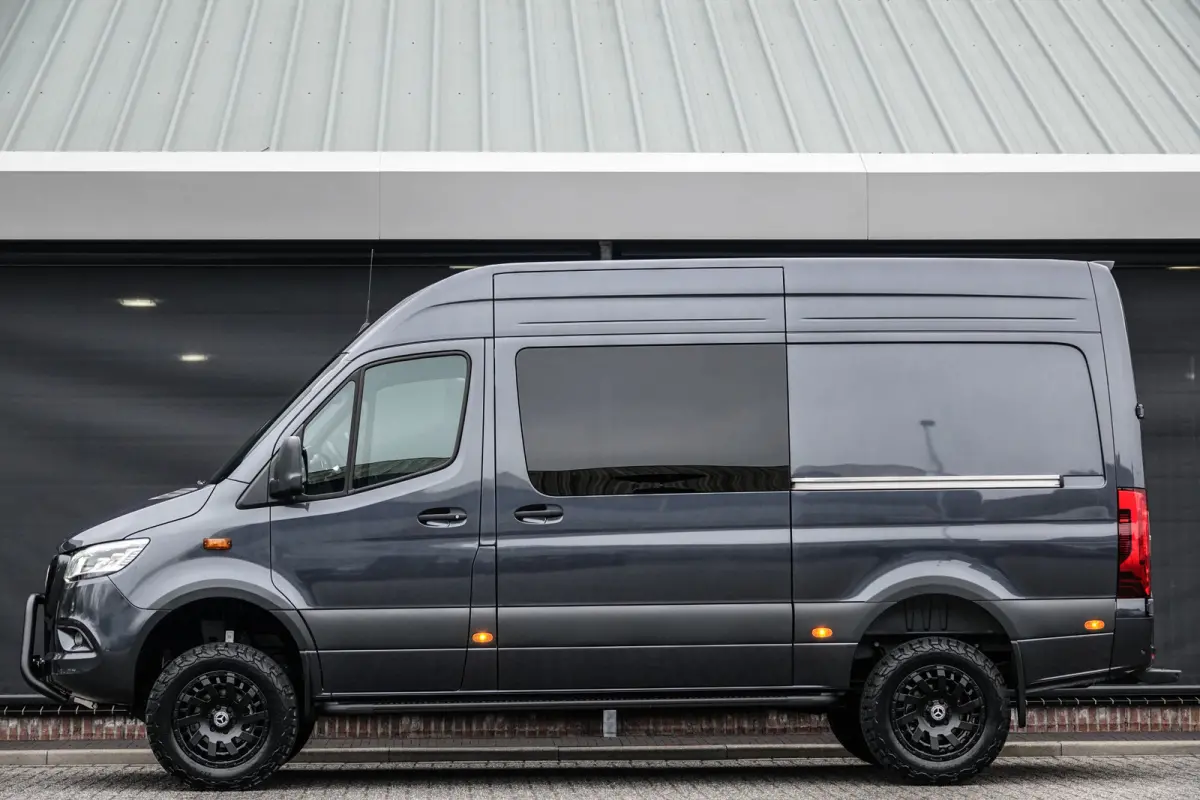 4x4 319Cdi 190Pk 9G-tronic | L2H2 | Dubbele Cabine | 2x Schuifdeur | 4WD | AWD | Bullbar | Treeplanken | 18'' All Terrain | Tenoriet Grijs