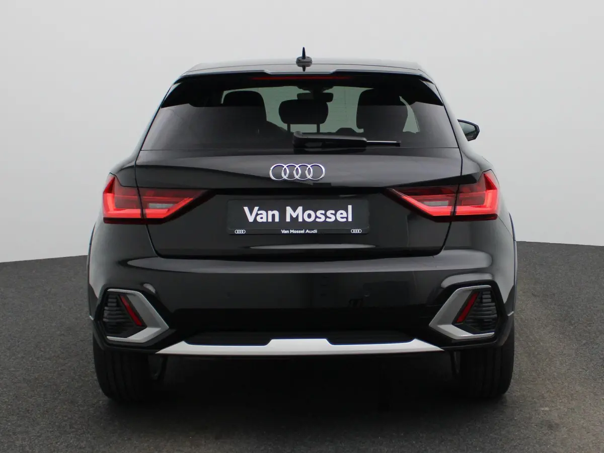 30 TFSI Advanced edition l Adaptive cruise control l Stoelverwarming l Comfortsleutel l MMI Navigatie l Airco l Apple Carplay / Android Auto l Extra getint glas l  Licht- en regensensor l