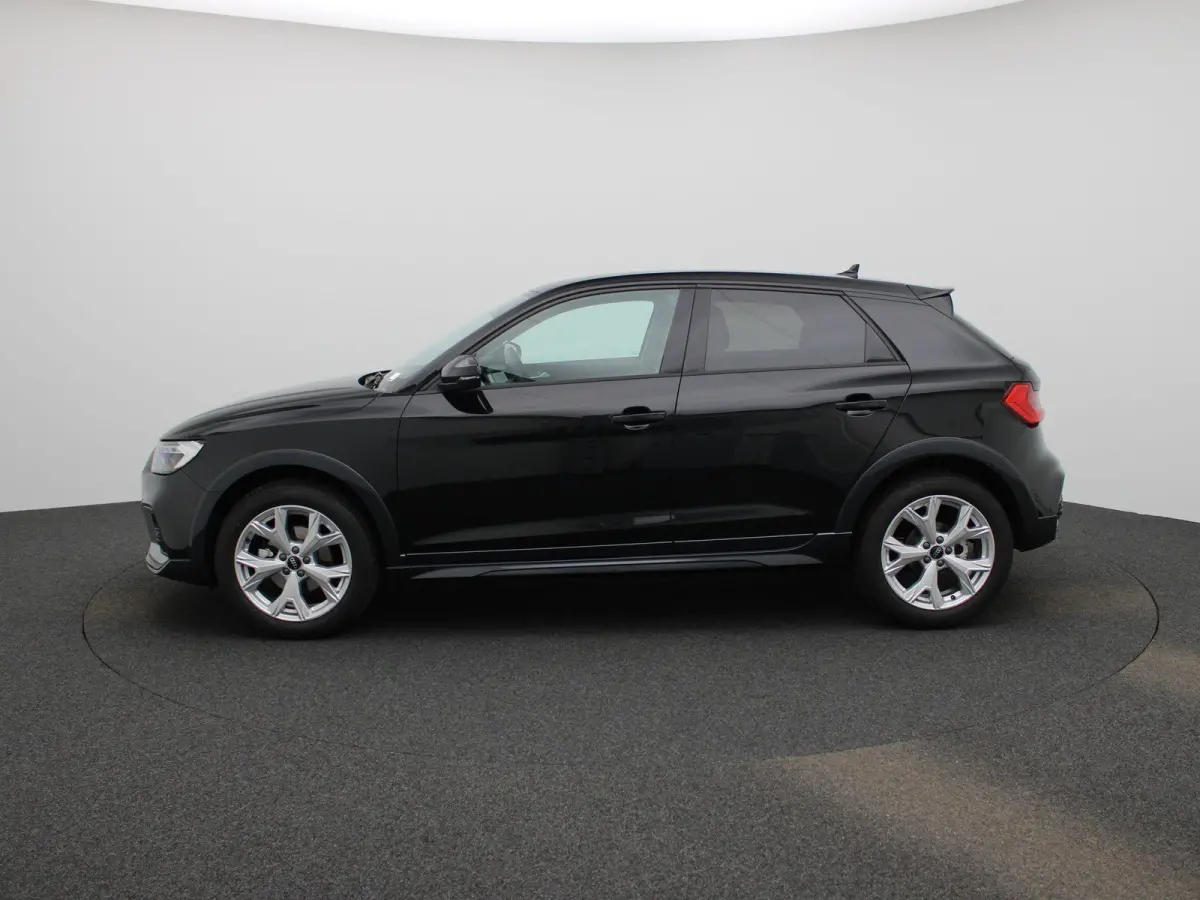 30 TFSI Advanced edition l Adaptive cruise control l Stoelverwarming l Comfortsleutel l MMI Navigatie l Airco l Apple Carplay / Android Auto l Extra getint glas l  Licht- en regensensor l