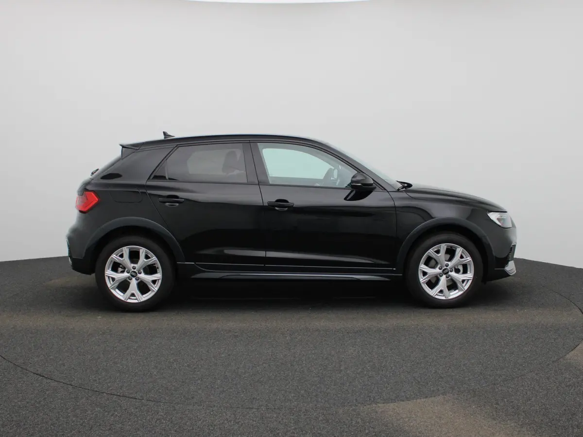 30 TFSI Advanced edition l Adaptive cruise control l Stoelverwarming l Comfortsleutel l MMI Navigatie l Airco l Apple Carplay / Android Auto l Extra getint glas l  Licht- en regensensor l