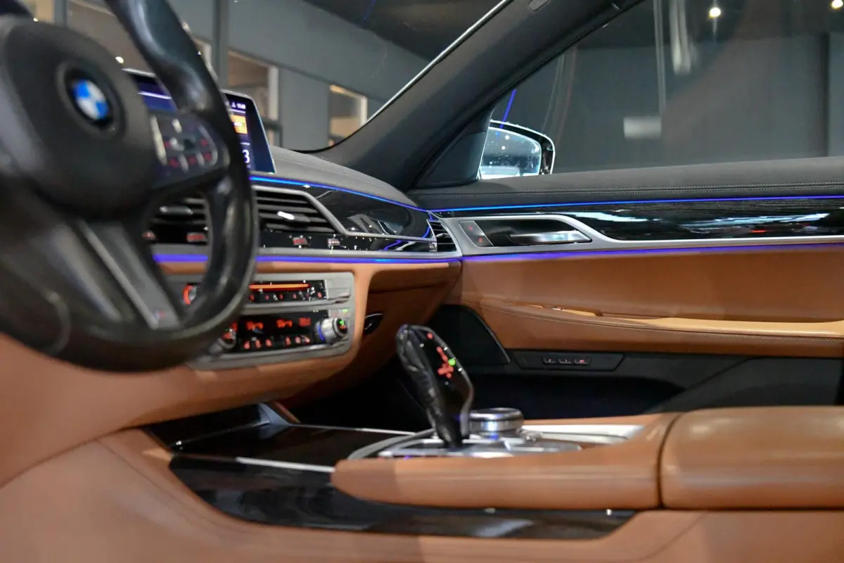 730d M-Sport. Pano, Softclose, HUD, Luchtv, 360, Keyless, Aero, Hifi, CarPlay, Sfeer!