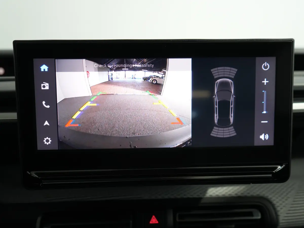 Max | Achteruitrijcamera | Dagrijverlichting | Draadloze telefoonlader
