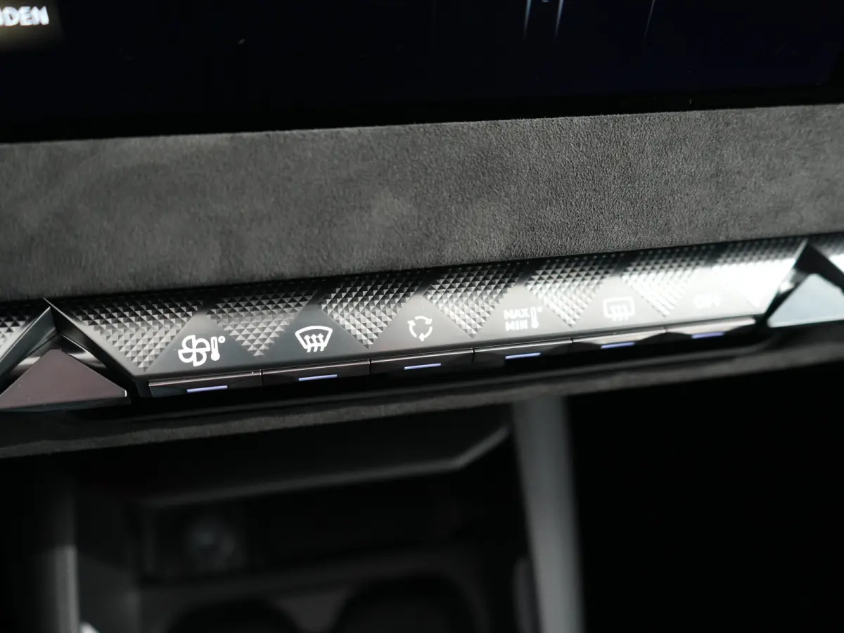 N°4 Étoile, (2025) | 10" capacitive touchscreen (personaliseerbaar) | 6 voudig elektrisch verstelbare passagiersstoel | Achteruitrijcamera