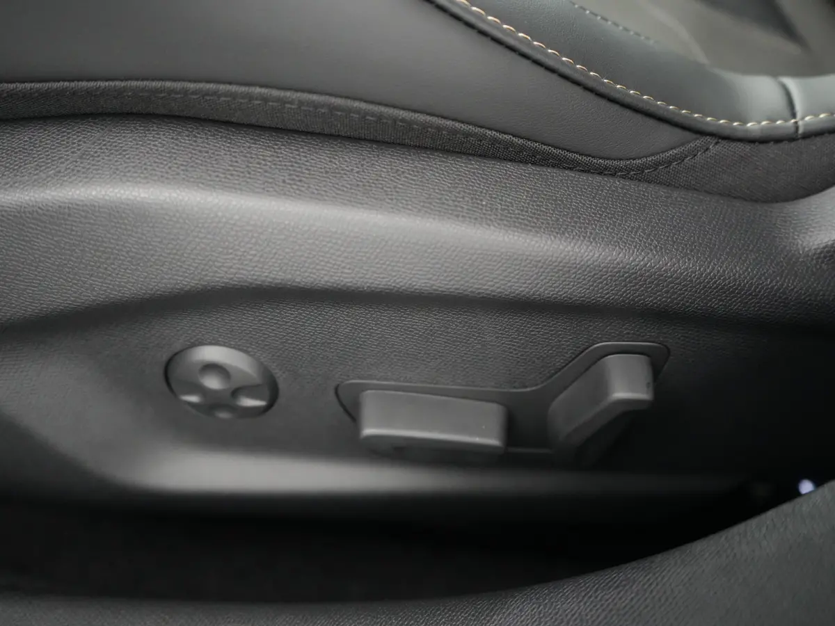 N°4 Étoile, (2025) | 10" capacitive touchscreen (personaliseerbaar) | 6 voudig elektrisch verstelbare passagiersstoel | Achteruitrijcamera