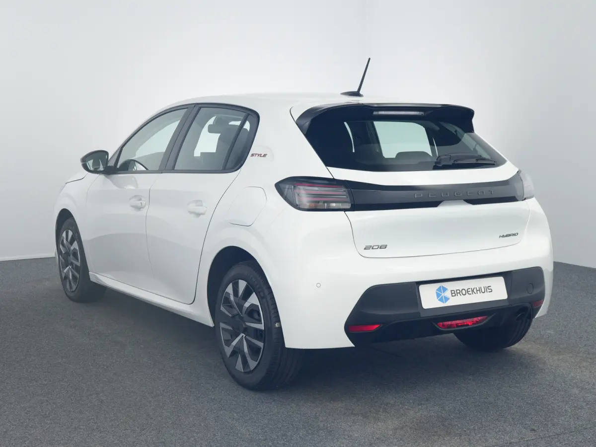 Style | Dashboard en deurpanelen in kunststof met carboneffect | Ecoled koplampen | Elektrisch verstelbare en verwarmbare buitenspiegels