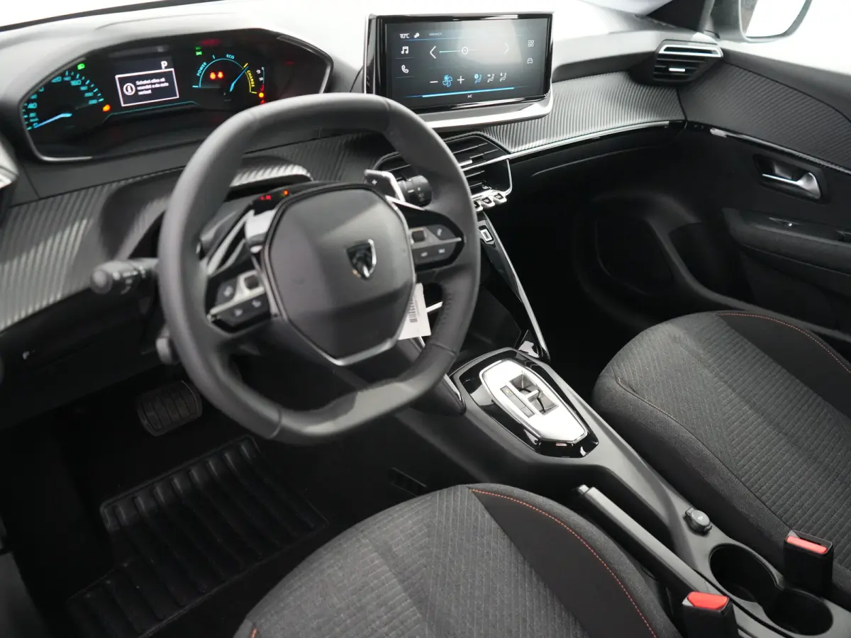 Style | Dashboard en deurpanelen in kunststof met carboneffect | Ecoled koplampen | Elektrisch verstelbare en verwarmbare buitenspiegels