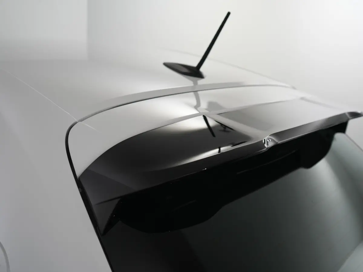 Style | Dashboard en deurpanelen in kunststof met carboneffect | Ecoled koplampen | Elektrisch verstelbare en verwarmbare buitenspiegels