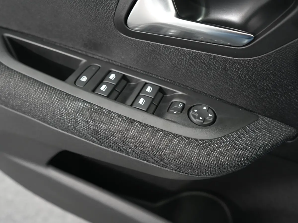 Style | Dashboard en deurpanelen in kunststof met carboneffect | Ecoled koplampen | Elektrisch verstelbare en verwarmbare buitenspiegels