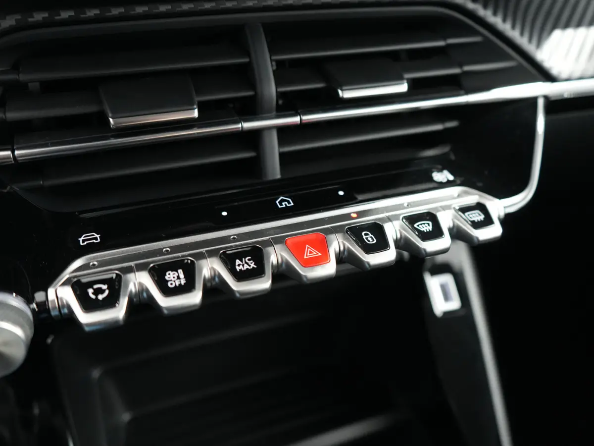 Style | Dashboard en deurpanelen in kunststof met carboneffect | Ecoled koplampen | Elektrisch verstelbare en verwarmbare buitenspiegels
